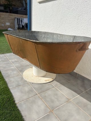 Antigua bañera de metal