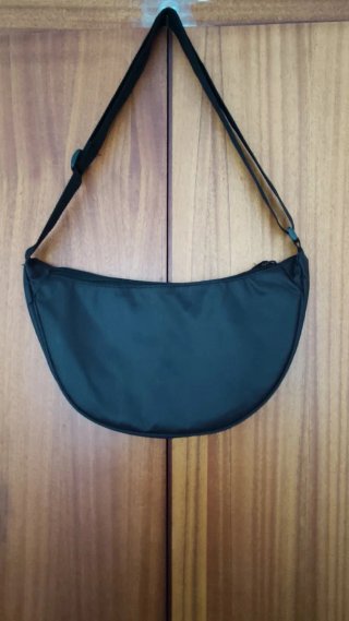 Bandolera negra  regulable con cremallera