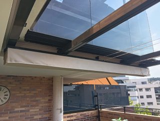 Pérgola aluminio y loneta color nuez