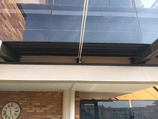 Pérgola aluminio y loneta color nuez