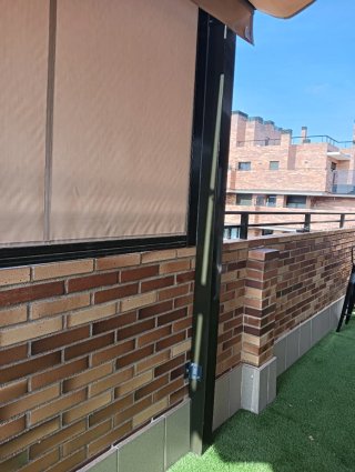 Pérgola aluminio y loneta color nuez