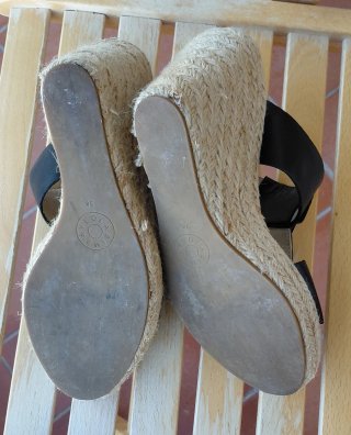 Sandalias Bimba y Lola negras con detalles dorados