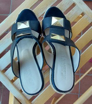 Sandalias Bimba y Lola negras con detalles dorados