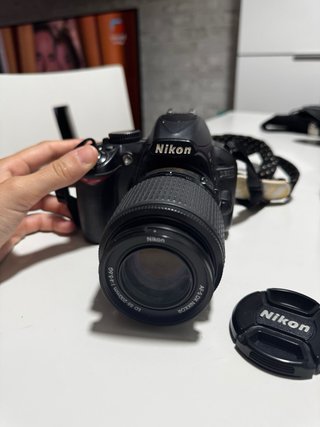 Cámara Nikon D3100 con cargador y funda