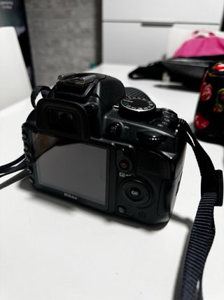 Cámara Nikon D3100 con cargador y funda