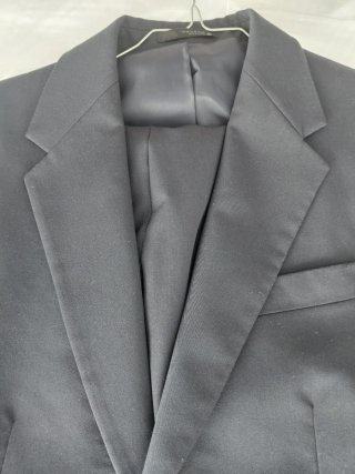 Traje azul marino.