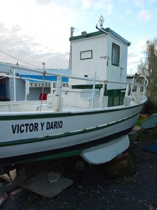Barco de pesca blanco y verde lisa 7a