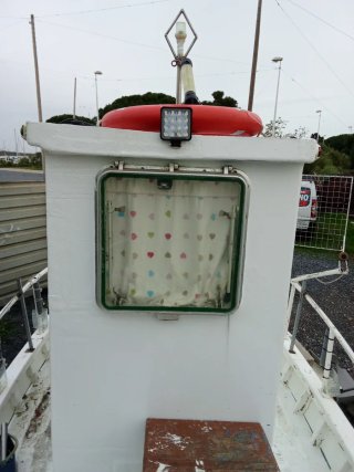 Barco de pesca blanco y verde lisa 7a