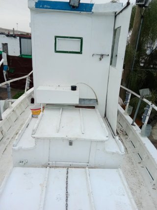 Barco de pesca blanco y verde lisa 7a