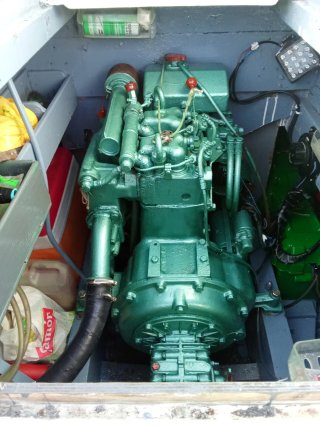 Barco de pesca blanco y verde lisa 7a
