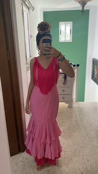 Traje de flamenca rosa con volantes