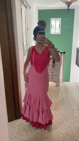 Traje de flamenca rosa con volantes