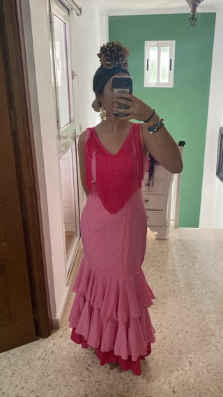 Traje de flamenca rosa con volantes