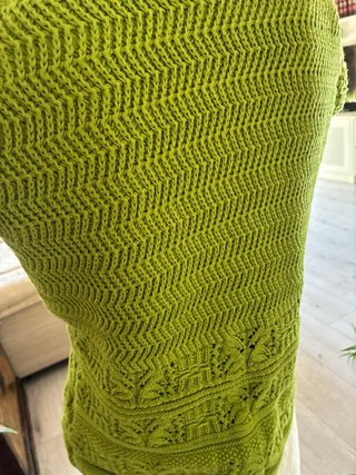 Chaqueta Pedro del Hierro verde y falda blanca