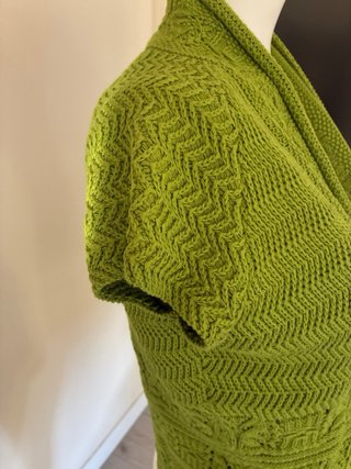 Chaqueta Pedro del Hierro verde y falda blanca