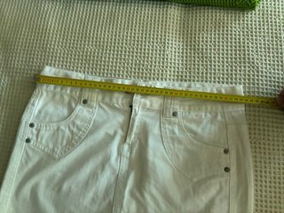 Chaqueta Pedro del Hierro verde y falda blanca