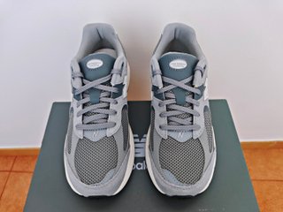 NEW BALANCE 2002R