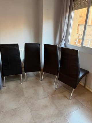 Juego de 4 sillas comedor negras. 10€ cada unidad.