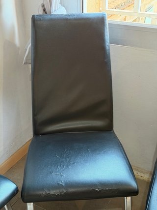 Juego de 4 sillas comedor negras. 10€ cada unidad.