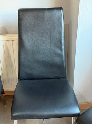 Juego de 4 sillas comedor negras. 10€ cada unidad.