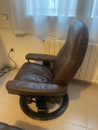 Sillón reclinable Stressless con reposapiés