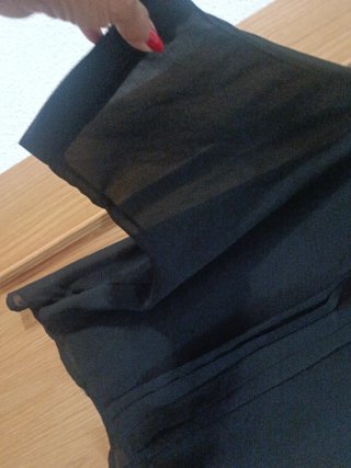 Blusa negra plisada cuello transparente mangas tre
