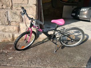 Bicicleta infantil BTWIN rosa y negro.