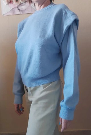 Jersey azul con hombreras
