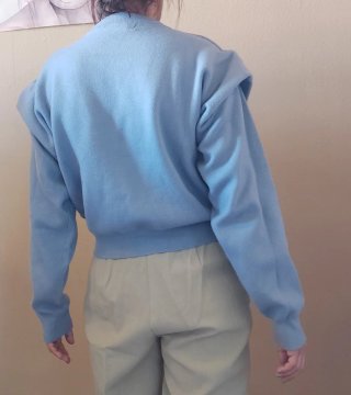 Jersey azul con hombreras