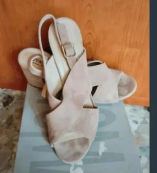 Sandali beige con tacco