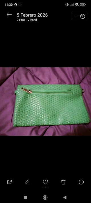 Cartera de mano verde tejida