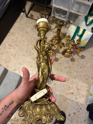 Lámpara antigua de bronce con figura URGE LA VENTA