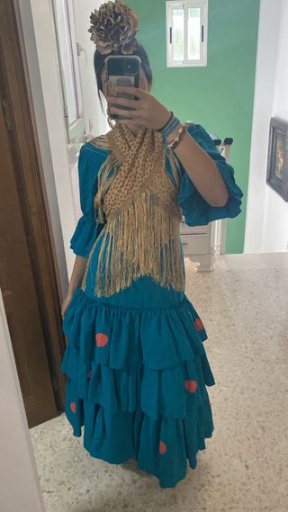 Traje de flamenca con volantes y lunares