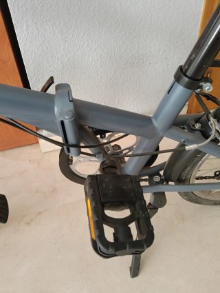 Bicicleta plegable BTWIN gris, casco y candado