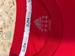 Camiseta Adidas Roja con Rayas Negras