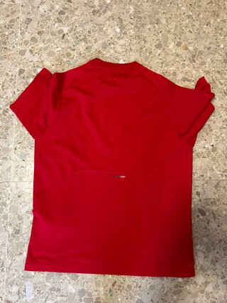 Camiseta Adidas Roja con Rayas Negras