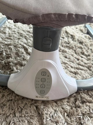Mecedora eléctrica gris y blanca
