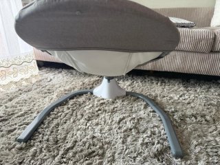 Mecedora eléctrica gris y blanca