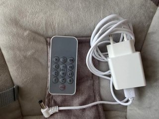 Mecedora eléctrica gris y blanca