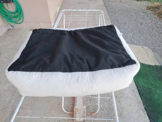 Letto per gatti beige con punti bianchi