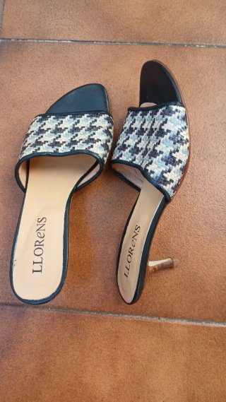 SANDALIAS DE PIEL CON TACON BAJO