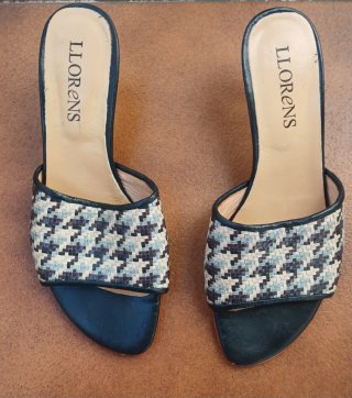 SANDALIAS DE PIEL CON TACON BAJO