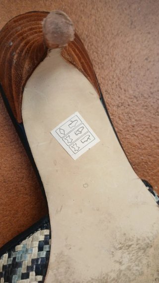 SANDALIAS DE PIEL CON TACON BAJO