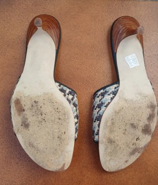 SANDALIAS DE PIEL CON TACON BAJO