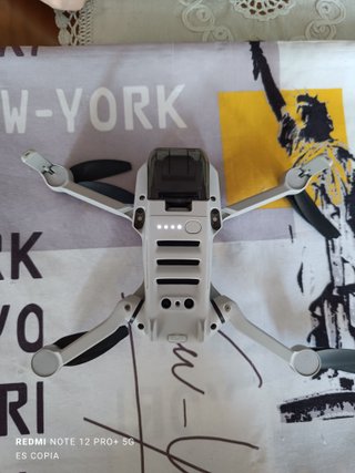 DJI Mini 2 con transmisor, dos baterías y maletín