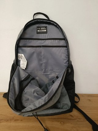 Mochila Under Armour gris y negra