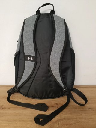Mochila Under Armour gris y negra