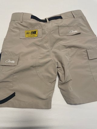 Pantalón corto cargo Corteiz beige