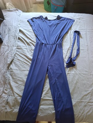 Mono azul con cinturón