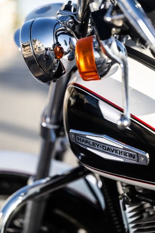 Harley Davidson Cruiser Negra y Blanca